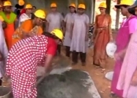 India : de amas de casa a constructoras de casas